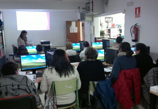 Dezaséis veciñas de Lousame inician un curso gratuíto de Informática para Emprendedoras de 30 horas lectivas